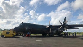 FOTO: Pesawat Hercules TNI AU Angkut Bantuan 12 Ton APD