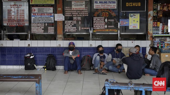 Meski peraturan larangan mudik telah berlaku, sejumlah calon penumpang masih terlihat mencari armada bus di Terminal Kalideres. Jakarta, Jumat, 24 April 2020. CNN Indonesia/Adhi Wicaksono