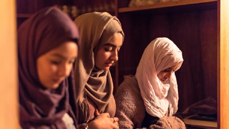 orang salat Young Muslim Women praying