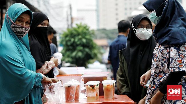 Pedagang jajanan buka puasa atau Takjil di Jalan Bendungan Hilir (Benhil)  terlihat sepi penjual dan juga masyarakat yang membeli juga tidak banyak. Jakarta.  Jumat (24/4/2020). Dalam Peraturan Gubernur DKI Jakarta Nomor 33 Tahun 2020 tentang Pelaksanaan PSBB DKI Jakarta, tertulis Pasal 10 ayat (3) yang berisi kewajiban pelaku usaha di sektor usaha penjualan makanan dan minuman, berisi aturan untuk membatasi layanan hanya untuk dibawa pulang, melalui pemesanan secara daring, dan atau dengan fasilitas telepon atau layanan antar. CNN Indonesia/Andry Novelino