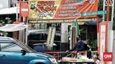 Pasar Takjil Benhil Pedagang jajanan buka puasa atau Takjil di Jalan Bendungan Hilir (Benhil) terlihat sepi penjual dan juga masyarakat yang membeli juga tidak banyak. Jakarta. Jumat (24/4/2020). Dalam Peraturan Gubernur DKI Jakarta Nomor 33 Tahun 2020 tentang Pelaksanaan PSBB DKI Jakarta, tertulis Pasal 10 ayat (3) yang berisi kewajiban pelaku usaha di sektor usaha penjualan makanan dan minuman, berisi aturan untuk membatasi layanan hanya untuk dibawa pulang, melalui pemesanan secara daring, dan atau dengan fasilitas telepon atau layanan antar. CNN Indonesia/Andry Novelino