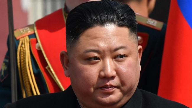 North Korean leader Kim Jong Un attends a ceremony upon his departure from Russia, outside the railway station in the far-eastern Russian port of Vladivostok on April 26, 2019. (Photo by Yuri KADOBNOV / AFP)