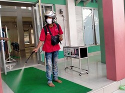 Petugas Disinfeksi Rumah dan Masjid Tempat Pasien Corona Beraktivitas di Parepare