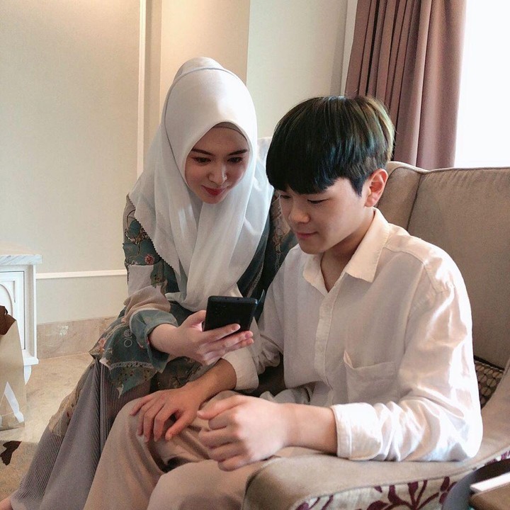 <p>Selain dikenal sebagai selebgram, Ayana adalah model iklan beberapa produk ternama Indonesia. (Foto: Instagram @aydinmoon @xolovelyayana)</p>