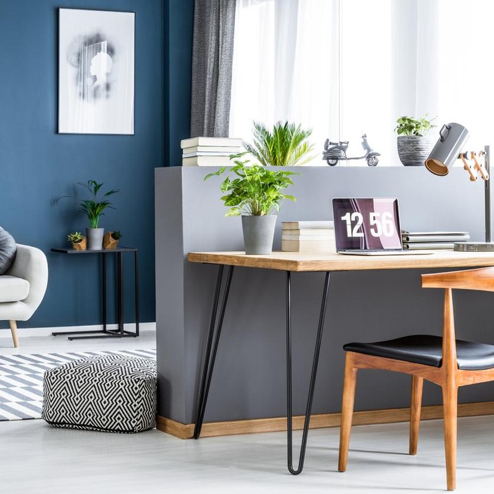 Kalau tidak punya ruangan kerja sendiri, Bunda bisa mengakalinya seperti ini lho. Beri sedikit pembatas antara ruang kerja dengan keluarga. (Foto: iStock)