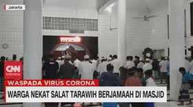 VIDEO: Sebagian Warga Nekat Salat Tarawih Berjamaah di Masjid