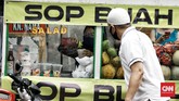 Pasar Takjil Benhil Pedagang jajanan buka puasa atau Takjil di Jalan Bendungan Hilir (Benhil) terlihat sepi penjual dan juga masyarakat yang membeli juga tidak banyak. Jakarta. Jumat (24/4/2020). Dalam Peraturan Gubernur DKI Jakarta Nomor 33 Tahun 2020 tentang Pelaksanaan PSBB DKI Jakarta, tertulis Pasal 10 ayat (3) yang berisi kewajiban pelaku usaha di sektor usaha penjualan makanan dan minuman, berisi aturan untuk membatasi layanan hanya untuk dibawa pulang, melalui pemesanan secara daring, dan atau dengan fasilitas telepon atau layanan antar. CNN Indonesia/Andry Novelino