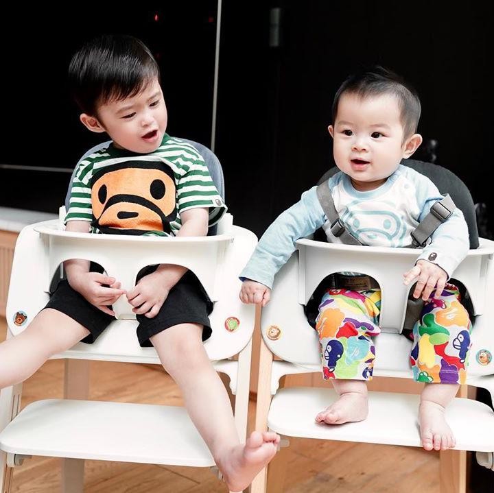 <p>Momen saat Raphael dan sang adik, Mikhael, menghabiskan waktu di rumah saja. Ekspresinya menggemaskan ya. (Foto: Instagram @mikhaelmoeis2 @raphaelmoeis)</p>