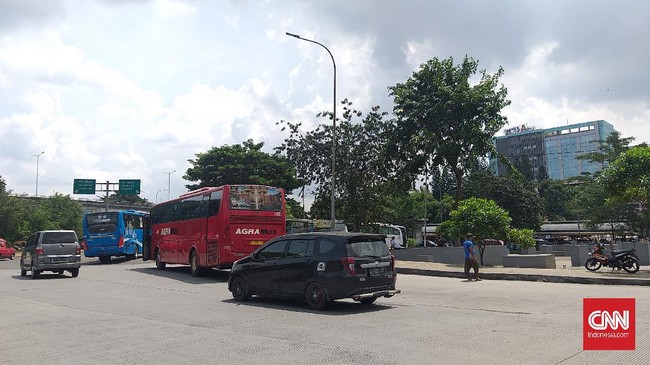 Tidak ada pos pencegatan di Cibinong, Depok, dan Pasar Rebo, Jakarta Timur pada hari pertama pelarangan mudik, Jumat (24/4).