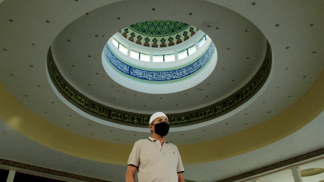 Seorang jemaah berjalan usai melaksanakan shalat di Masjid Raya Suhada, Mamuju, Sulawesi Barat, Kamis (23/04/2020). Kementerian Agama (Kemenag) Sulawesi Barat menegaskan pelaksanaan ibadah salat wajib dan salat Tarawih selama bulan Ramadhan cukup dilakukan di rumah saja guna untuk menghindari berkumpulnya orang banyak di tengah pandemi Virus COVID-19. ANTARA FOTO/ Akbar Tado/aww.