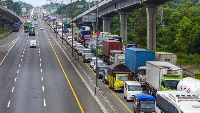 Jasa Marga memberlakukan contraflow untuk mengurai kemacetan di Km48 saat libur panjang 