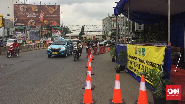 Polda Metro Jaya mendirikan puluhan pos pengamanan (pospam) hingga pos pelayanan (posyan) untun memantau arus mudik dan perayaan Lebaran 2025.