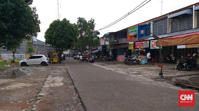 Suasana jelang berbuka puasa di Pasar Baru Depok tidak seramai biasanya. Hanya beberapa pedagang takjil yang masih berjualan di tengah penerapan PSBB, Jumat (24/4).