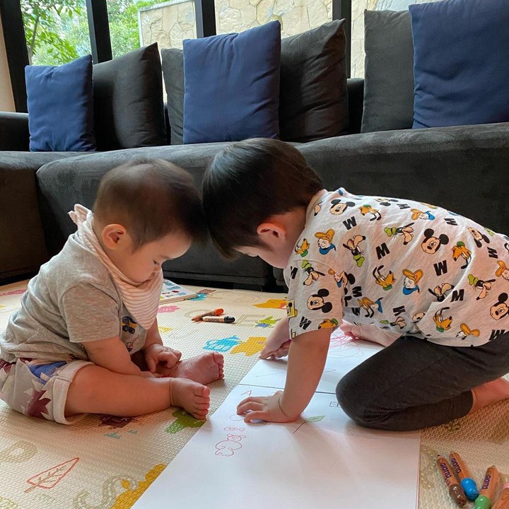 <p>Salah satu kegiatan di rumah saja Raphael dan Mikhaela adalah menggambar. (Foto: Instagram @mikhaelmoeis2 @raphaelmoeis)</p>