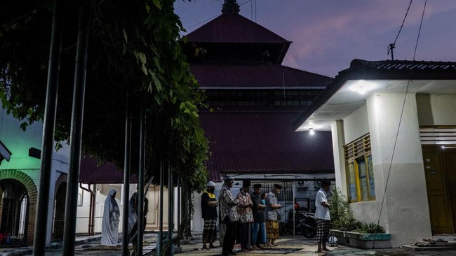 Sejumlah masjid di Yogyakarta ditutup dan tidak melaksanakan salat tarawih akibat wabah Corona. Sejumlah jamaah tetap melaksanakan salat di halaman masjid.
