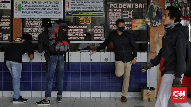 Meski peraturan larangan mudik telah berlaku, sejumlah calon penumpang masih terlihat mencari armada bus di Terminal Kalideres. Jakarta, Jumat, 24 April 2020. CNN Indonesia/Adhi Wicaksono