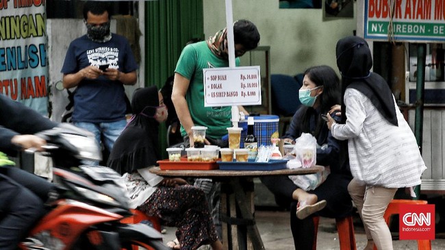 Tak jauh berbeda dengan Ramadan tahun lalu, hari pertama bulan puasa tahun ini pun para pedagang takjil di Benhil, Jakpus, sulit meraih untung.