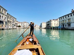 Gondola di Venesia Beroperasi Lagi Antar... Makanan untuk Lansia