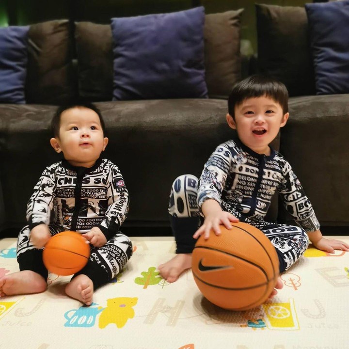 <p>Hobi bermain bakset Raphael sepertinya mulai diikuti oleh sang adik, Mikhael. (Foto: Instagram @sandradewi88)</p>