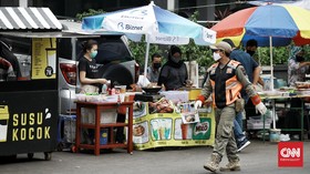 Belasan Pedagang Jajakan Takjil di Benhil Jakpus Saat PSBB
