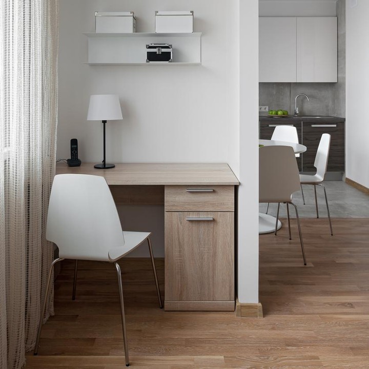 Punya tempat tersisa di sudut ruangan? Ini bisa difungsikan sebagai ruang kerja lho. Meski sempit, Bunda akan nyaman bekerja di sini karena dekat dengan jendela. (Foto: iStock)