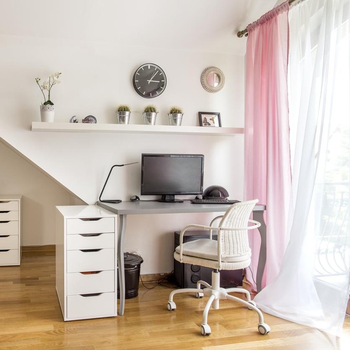 Sedikit ruangan yang tersisa di sudut tangga juga bisa dijadikan tempat untuk bekerja, Bun. Ruangan sudut tangga juga bisa dibagi dua seperti ini, Bun. (Foto: iStock)