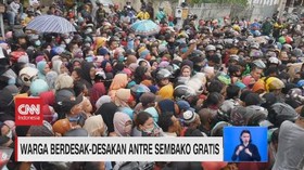 VIDEO: Warga Berdesak-desakan Antre Sembako Gratis
