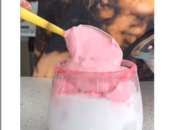 Susu Strawberry Kocok Jadi Tren Minuman Viral di TikTok