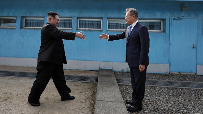Kim Jong-un menghadiahkan sepasang anjing jenis Pungsan kepada Moon Jae-in yang kala itu Presiden Korsel saat berkunjung ke Pyongyang pada 2018 silam.