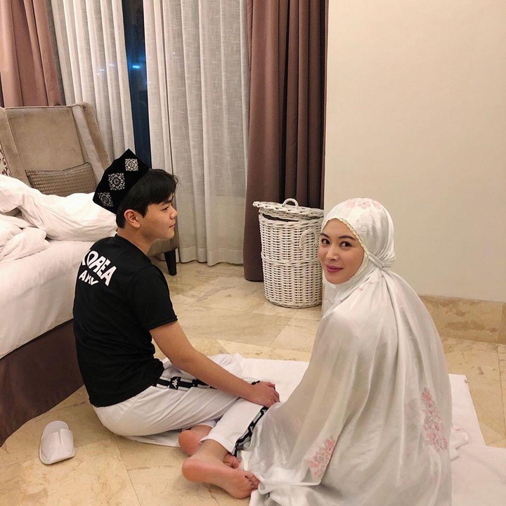 <p>Saat ke Jakarta, Ayana turut membawa serta sang adik tercinta. Keduanya juga terlihat salat berjemaah bersama. (Foto: Instagram @aydinmoon @xolovelyayana)</p>