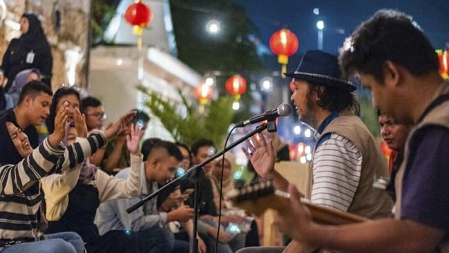 Sejumlah pengamen dari Institut Musik Jalanan mendapat lisensi untuk bisa tampil di ruang publik. Musisi lain menganggap karya lebih utama.