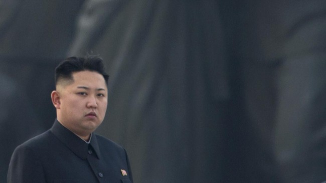 North Korean leader Kim Jong-Un attends the unveiling of two statues of former leaders Kim Il-Sung and Kim Jong-Il in Pyongyang on April 13, 2012. North Korea's new leader Kim Jong-Un on April 13 led a mass rally for his late father and grandfather following the country's failed rocket launch. AFP PHOTO/PEDRO UGARTE (Photo by PEDRO UGARTE / AFP)