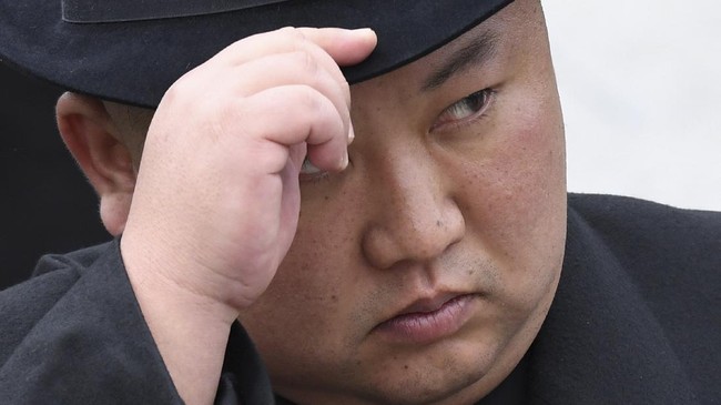 North Korean leader Kim Jong Un attends a wreath-laying ceremony at a WWII memorial in the far-eastern Russian port of Vladivostok on April 26, 2019. (Photo by Kirill KUDRYAVTSEV / AFP)