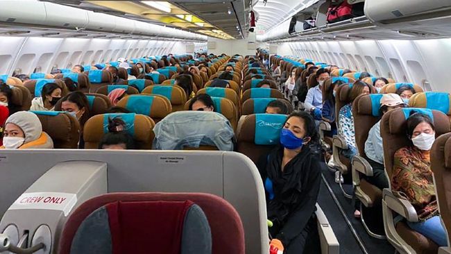 Sejumlah Warga Negara Indonesia (WNI) berada di  pesawat Garuda yang disewa khusus di Bandar Udara Internasional Velana, Maldives, Jumat (24/4/2020).  KBRI Colombo merepatriasi 335 Pekerja Migran Indonesia (PMI) dari Sri Lanka dan Maladewa ke Indonesia akibat pandemi Virus Corona (COVID-19). ANTARA FOTO/KBRI Colombo/zk/hp.