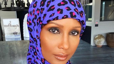 Jalani Puasa, Supermodel Iman Tampil Berhijab