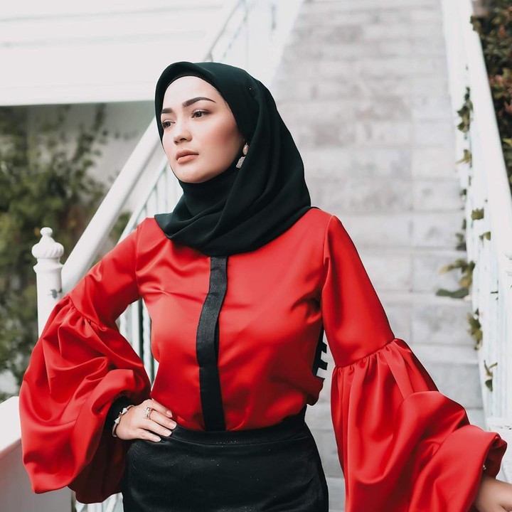 <p>Busana yang dipakai Imel terlihat stylish. Pakaian Imel cukup menarik perhatian, seperti baju merah kombinasi hitam ini. (Foto: Instagram @imelpc)</p>