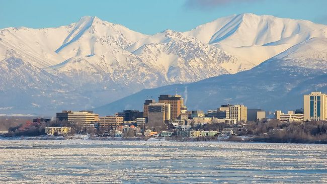 Rencana Alaska memberikan vaksin gratis untuk turis yang datang kurang lebih sama dengan yang akan dilakukan Maladewa.