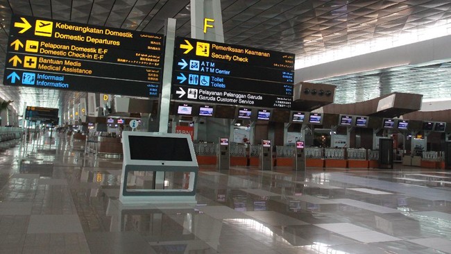 Penumpang berusia 5 tahun ke atas wajib menunjukkan surat hasil negatif tes covid-19 di bandara yang dikelola PT Angkasa Pura II (Perser) mulai 9 Februari 2021.