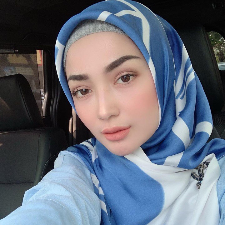 <p>Tak hanya ketika make up bold, Imel juga cantik dengan riasan sederhana seperti ini, Bun. (Foto: Instagram @imelpc)</p>