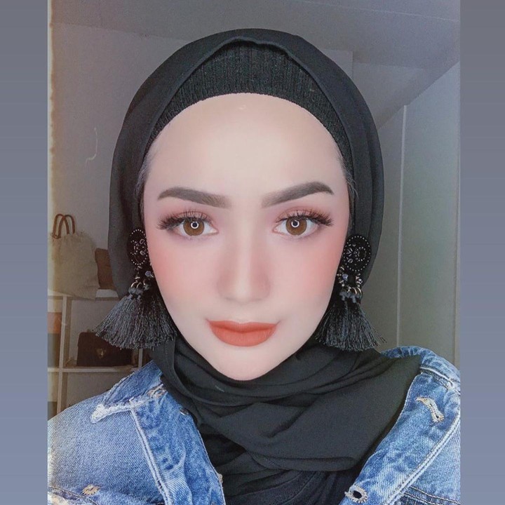 <p>Imel terlihat cantik ketika mengaplikasikan make up bold seperti di foto ini. Anting-anting yang ditempel di kerudung membuat penampilannya semakin menarik. (Foto: Instagram @imelpc)</p>