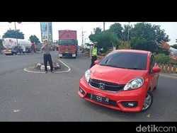 Puluhan Mobil Pemudik yang Masuk Kediri Dipaksa Balik Arah