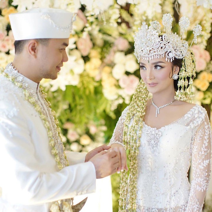 <p>Zaskia 'Gotik' dan Sirajuddin sebetulnya sudah mendaftar ke KUA Karang Bahagia, Cikarang. Namun karena pandemi corona, KUA tidak bisa menerima pendaftaran nikah. (Foto: Instagram @mozawahyu)</p>