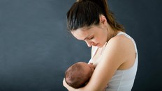 6 CARA MENYUSUI SAMBIL GENDONG BAYI, TERNYATA MUDAH KOK BUN!