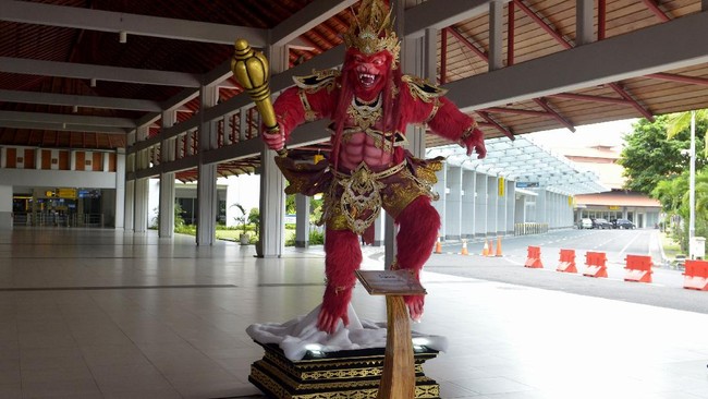 Menko Maritim dan Investasi Luhut Panjaitan mengatakan Bandara Ngurah Rai akan kembali dibuka untuk kedatangan internasional. Berikut 5 negara yang boleh masuk.