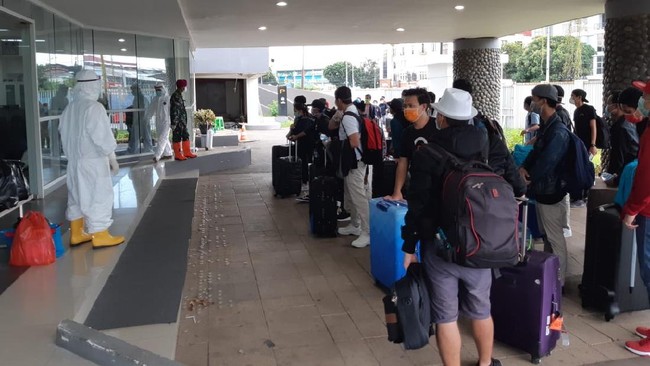Sebanyak 57 WNI yang menjadi ABK di Kapal Pesiar asal Australia, MV Arthania dievakuasi ke Rumah Sakit Darurat Wisma Atlet Kemayoran. Dari 57 ABK itu, delapan orang dinyatakan positif Covid-19.