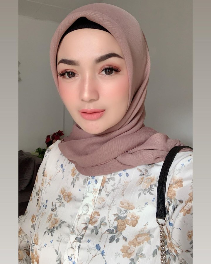 7 Foto Artis Cantik Imel, Mantan Istri Pengusaha yang Persunting Zaskia