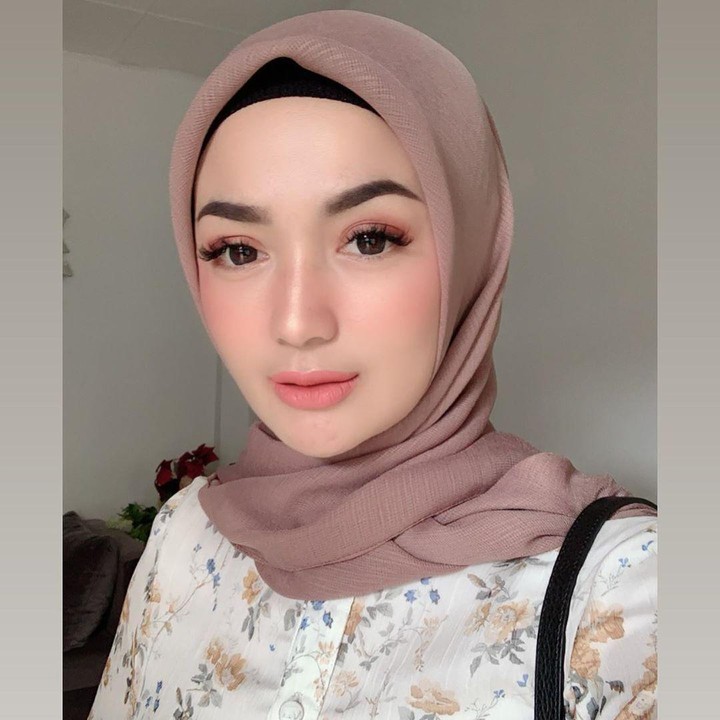 <p>Imel Putri Cahyati adalah mantan istri pengusaha Kalimantan Timur, Sirajuddin Machmud yang menikahi Zaskia Gotik. Mantan istri Sirajuddin ini memiliki paras yang cantik lho, Bun. (Foto: Instagram @imelpc)</p>
