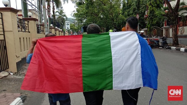Tiga pengibar bendera RMS di Maluku Tengah ditetapkan sebagai tersangka dan terancam hukuman seumur hidup.