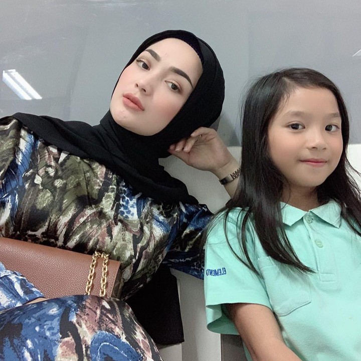 <p>Imel dan Sirajuddin memiliki satu anak perempuan. Sama seperti Imel, anak perempuannya juga cantik lho, Bun. (Foto: Instagram @imelpc)</p>