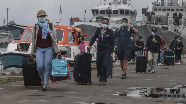 Warga Negara Indonesia (WNI) yang menjadi anak buah kapal Kapal Pesiar MV Arthania berjalan menuju kendaraan setibanya di Pelabuhan JICT, Tanjung Priok, Jakarta, Jumat (24/4/2020). Sebanyak 56 WNI tersebut akan dibawa menuju RS Darurat COVID-19 Wisma Atlet Kemayoran untuk diobservasi. ANTARA FOTO/Muhammad Adimaja/wsj.
